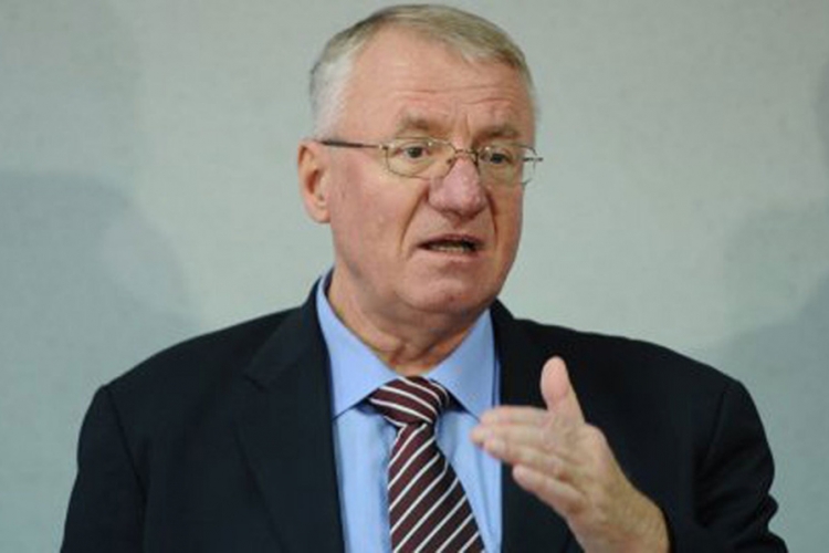 Makintoš: Šešelj liječen po međunarodnim standardima