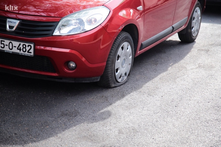 Izbušili gume na 16 automobila