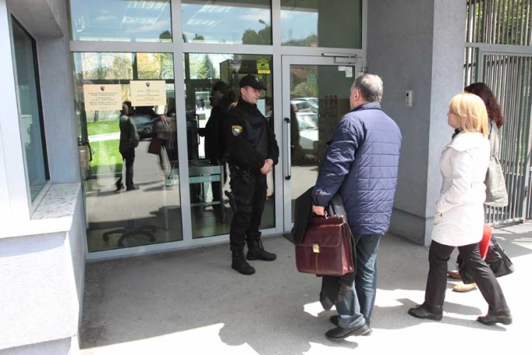 Mladići iz BiH fotografisali se sa zastavom IS
