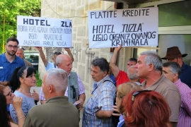 Radnici otjerali sudske izvršioce