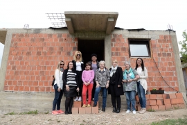 Žene grade kuću samohranoj majci