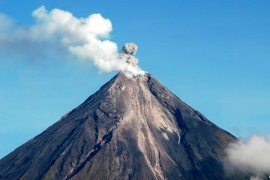 Vulkan na Filipinima izbacuje pepeo
