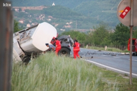 Jedna osoba poginula u sudaru cisterne i automobila
