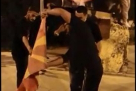 Zapaljena zastava Makedonije u Peći
