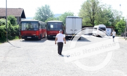 Od eksplozije oštećeni autobusi u Trnu