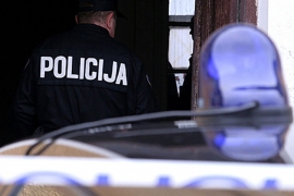 Maturant raketom zapalio automobil 