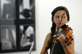 Violinistkinja okićena zlatom