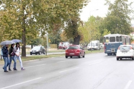 Banjalučani prelaze ulice gdje im padne na pamet