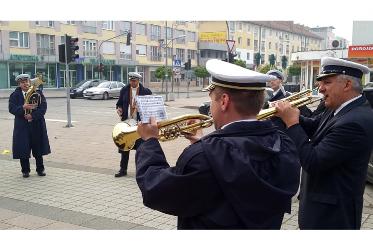 Uranak uz zvuke duvačkog orkestra