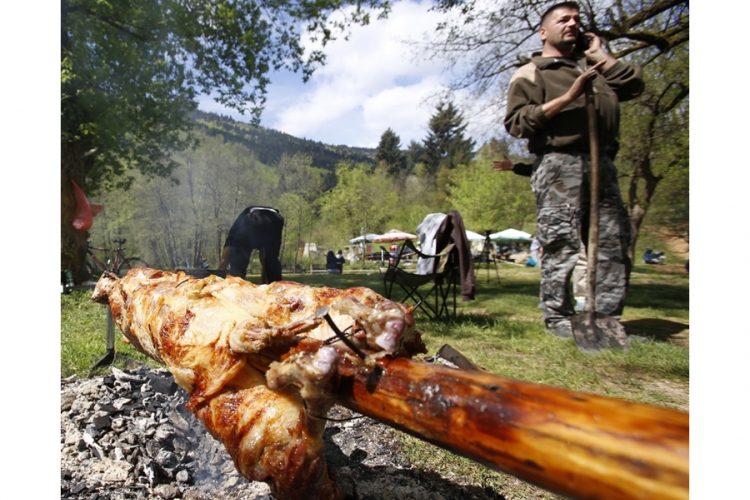 Sarajlije uz roštilj obilježile 1. maj