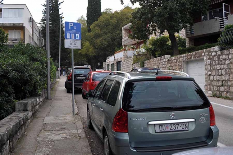 Sat parkiranja oko 5 evra