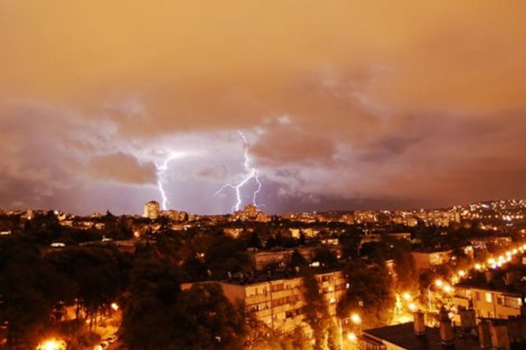 Sutra uveče stiže oluja sa gradom i olujnim vjetrom