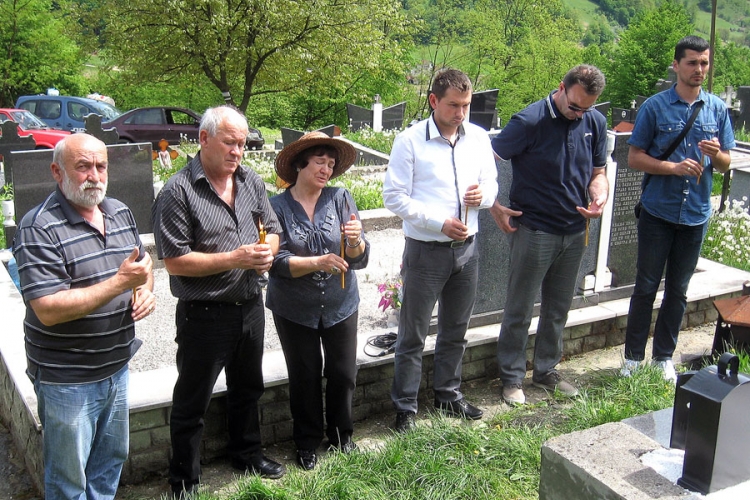 Ponosna majka na grobu sina