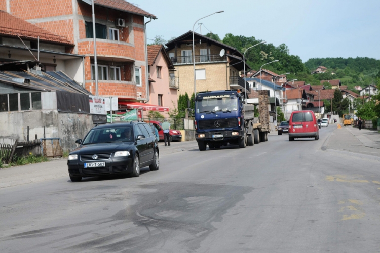 Motociklom naletio na auto i poginuo