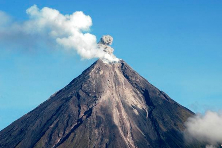 Vulkan na Filipinima izbacuje pepeo