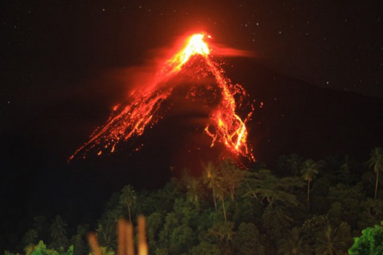 Erupcija vulkana u Indoneziji, evakuisano na stotine ljudi