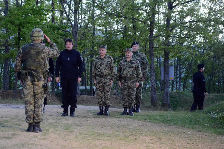 Gašić: Vojska Srbije podigla nivo borbene gotovosti