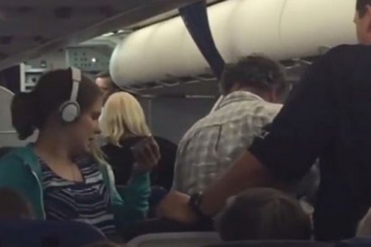 Autističnu djevojčicu izbacili iz aviona