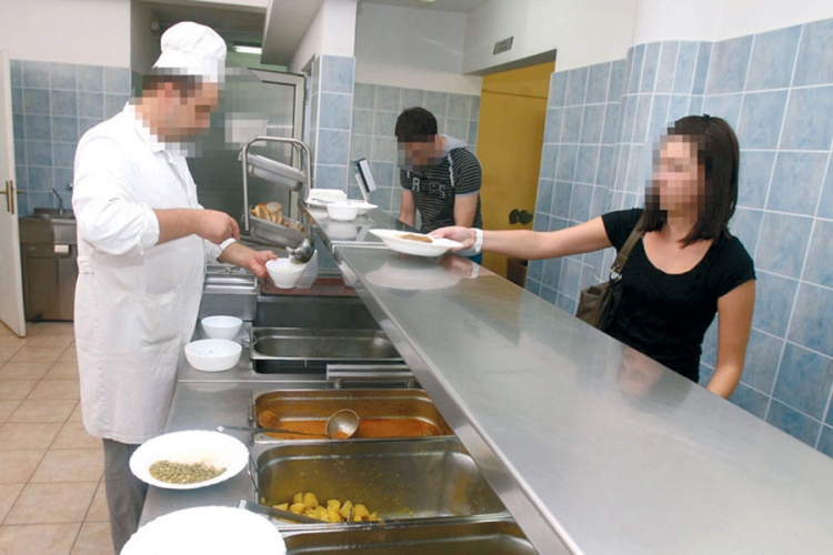 Crna Gora:120 studenata se otrovalo hranom