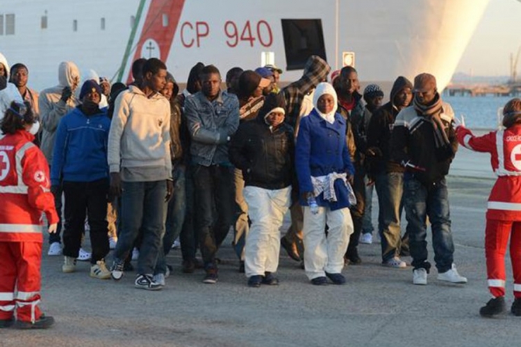 Italijani dijele migrantima kopije patika