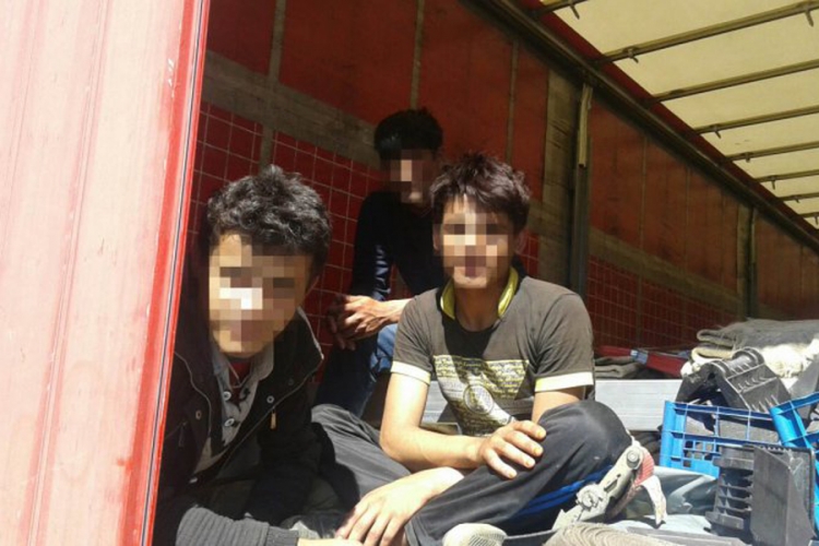 Prevozio kožu iz Bugarske, a u vozilu mu se skrivali migranti iz Afganistana