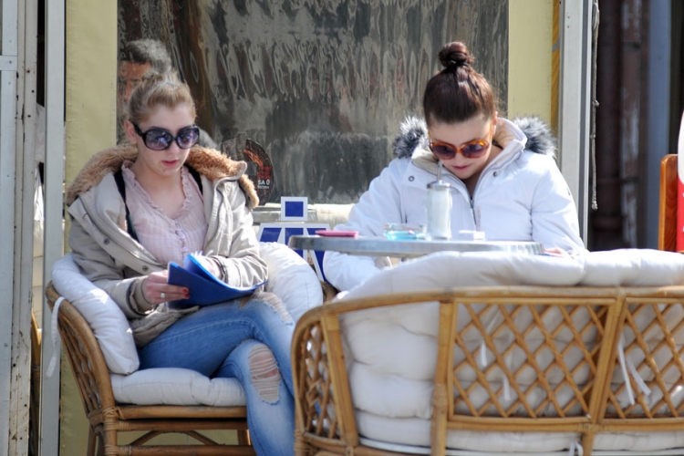 Sutra toplo, mjestimično sa slabom kišom