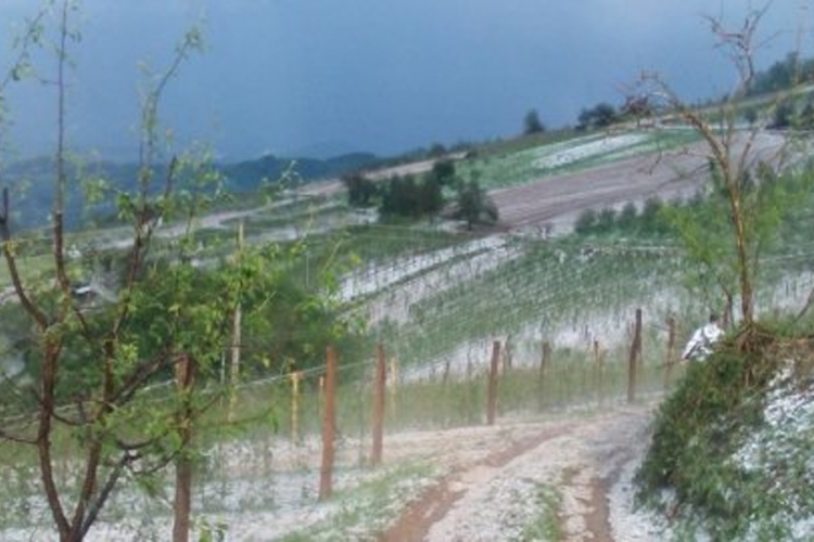 Ljudi u nevjerici gledali kako im grad uništava sve