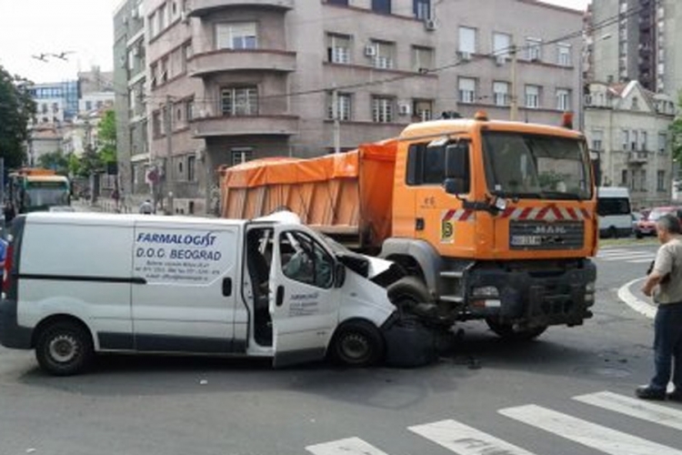 Vatrogasci spasavali povrijeđene u sudaru kombija i kamiona