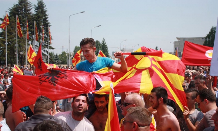 Na hiljade demonstranata traži ostavku premijera
