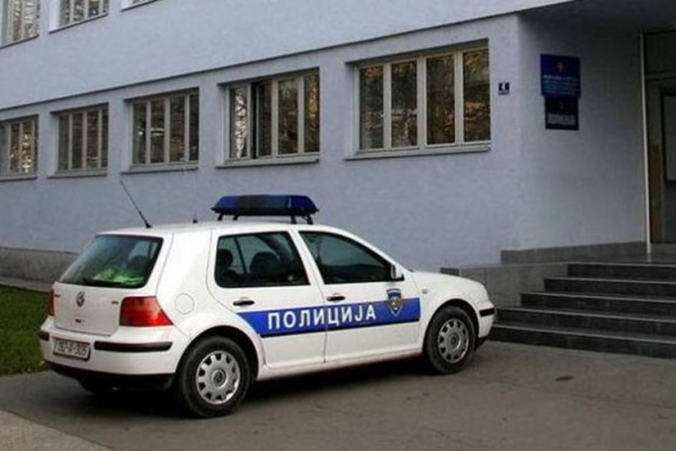 Mercedes udario u drvo, povrijeđenu do bolnice prevezao otac