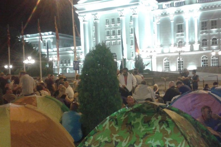 Građani proveli noć ispred zgrade Vlade Makedonije