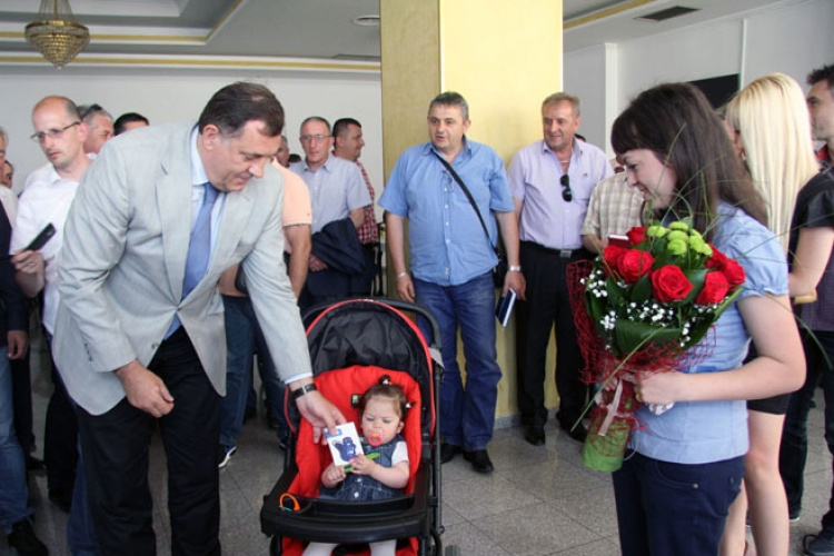 Dodik uručio novčanu pomoć