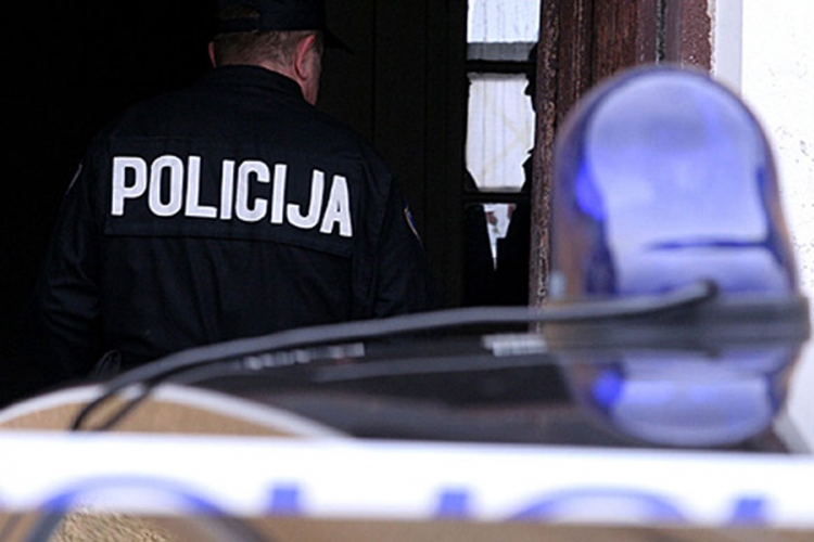 Maturant raketom zapalio automobil 