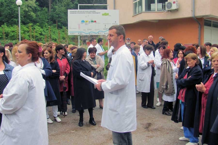 Nezadovoljni radnici traže isplatu plate i doprinosa
