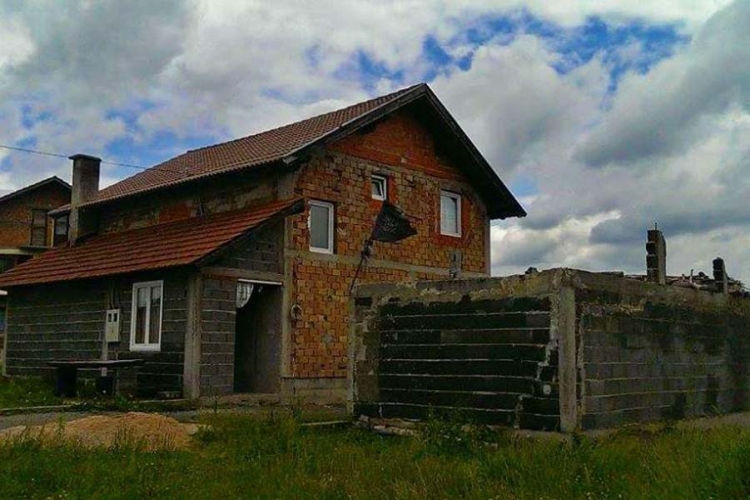 Zastava IS i na kući u Ošvama
