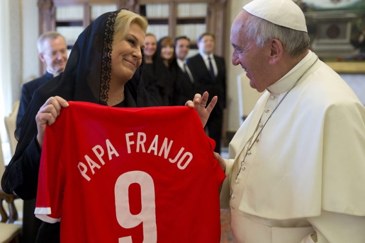 Kolinda Grabar-Kitarović poklonila papi dres