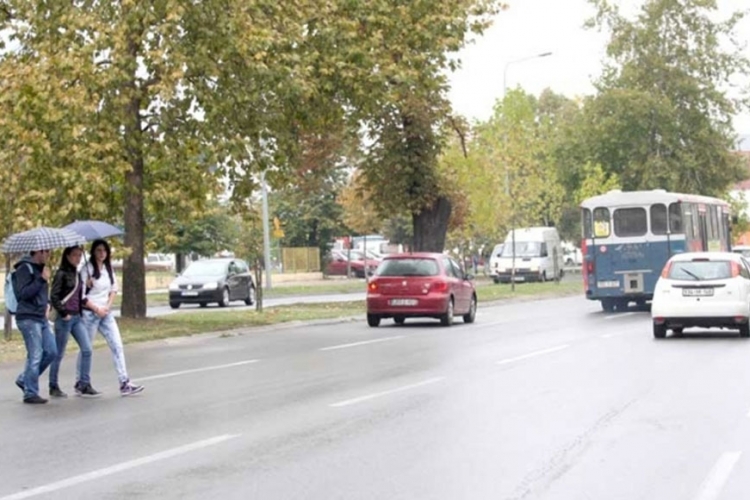 Banjalučani prelaze ulice gdje im padne na pamet