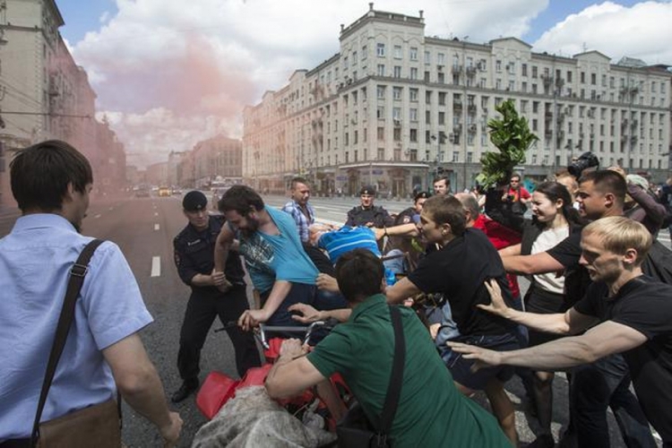 Moskva: Privedeno više gej aktivista