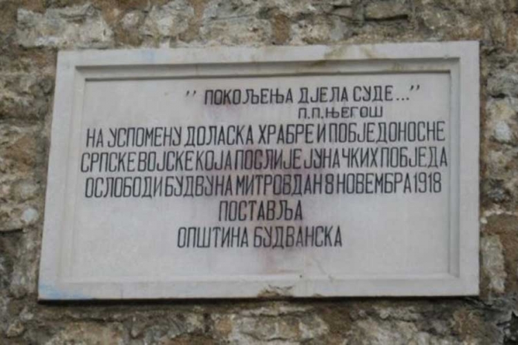 Uklanjaju spomen-ploču srpskim oslobodiocima Budve