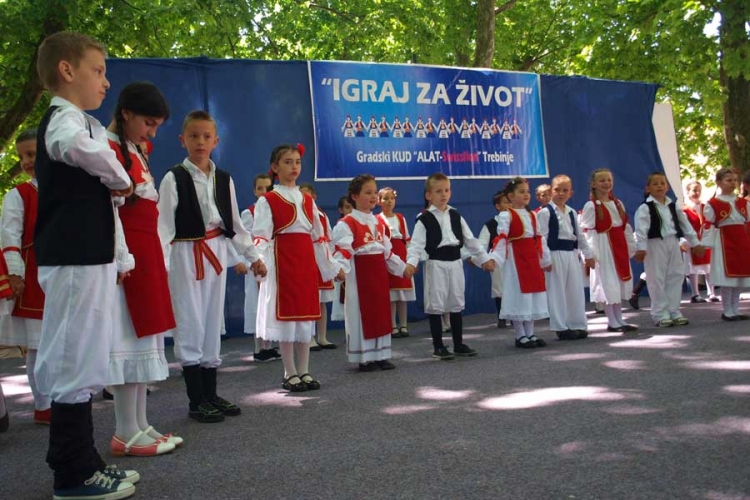 Najmlađi zaigrali pod platanima