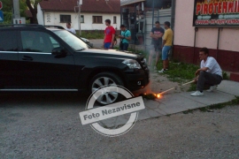 Mještani Lauša vatrom i vodom protiv zmije skrivene u mercedesu