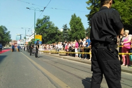 Papu pozdraviti samo sa trotoara, sumnjive osobe prijaviti policiji