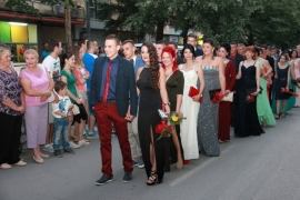 Više hiljada građana Foče pozdravilo maturante