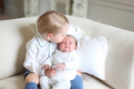 Prve fotografije princeze Šarlote u društvu starijeg brata