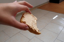 Naučnici "otkrili" zašto hljeb uvijek pada na namazanu stranu