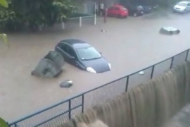 Automobili pod vodom, kontejneri plutali po ulici