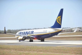 Mladić i djevojka istrčali na pistu da zaustave avion