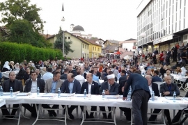 Zajednički iftar na otvorenom u Doboju okupio više od 1.000 vjernika