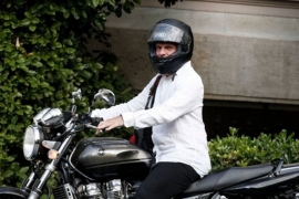 BUNTOVNIK: U kožnoj jakni i na motoru Varufakis odbija da se drži ...