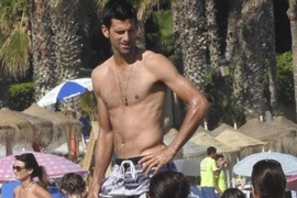 Pogledajte kako Novak Đoković šarmira na plaži u Španiji